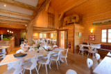 Table dressée dans la salle de restaurant