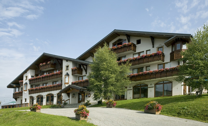 facade-ete-hotel-le-calgary-les-saisies