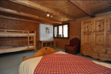 la 3ème chambre avec un lit en 140 et deux lits superposés