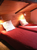 Deuxième étage chambre mansardée 2 lits simples