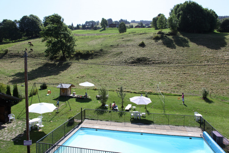 Chalet La Marmotte, Vue Piscine, aire de jeux et champs