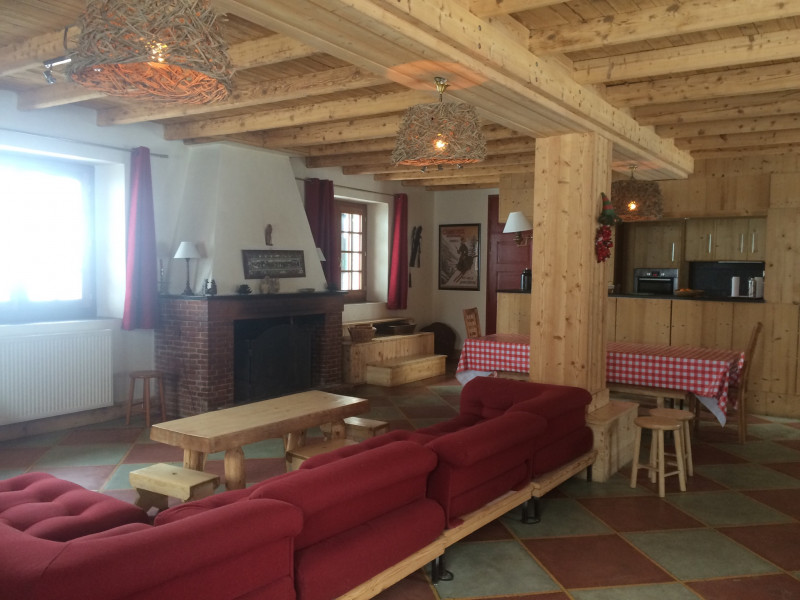 Séjour coin feu vue sur cuisine