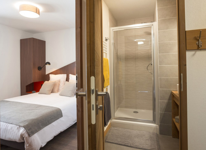 chambre-sdb-36-mmv-lessaisies-les-chalets-des-cimes-manureyboz-h18-800x600-5822358